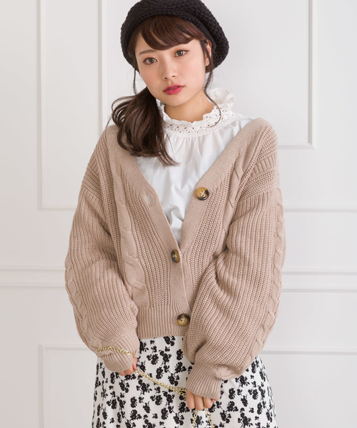 SpRay（スプレイ）の「アゼケーブルＶネックカーディガン（カーディガン/ボレロ・レディース・ブラック/アイボリー/キャメル/グレイッシュベージュ・FREE）」の3枚目の写真