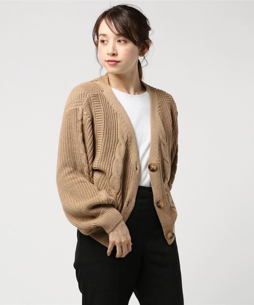 SpRay（スプレイ）の「アゼケーブルＶネックカーディガン（カーディガン/ボレロ・レディース・ブラック/アイボリー/キャメル/グレイッシュベージュ・FREE）」の6枚目の写真