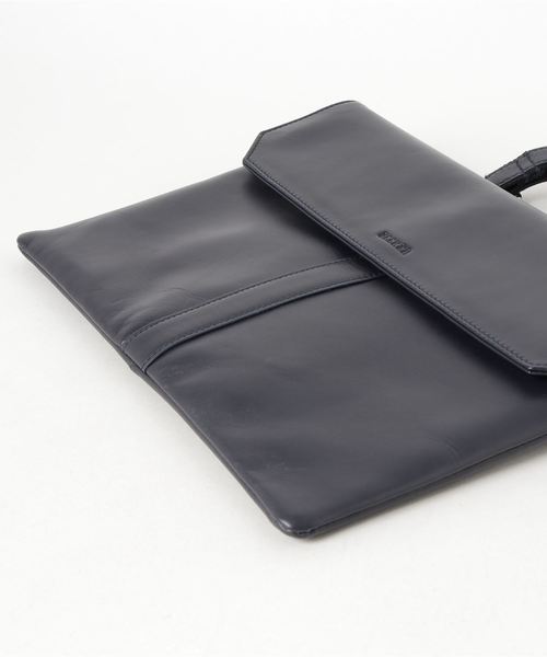 THE SUIT COMPANY(ザ・スーツカンパニー)の「<撥水>【SEEKER別注】ウォータープルーフレザークラッチバッグ(クラッチバッグ・メンズ・ブラック/ネイビー・FREE)」の3枚目の写真