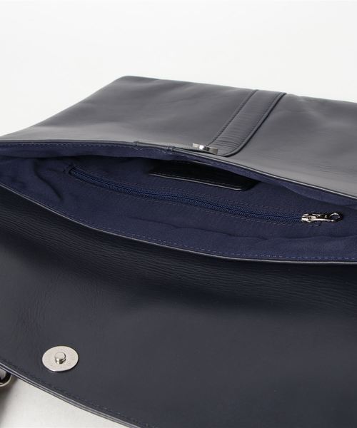 THE SUIT COMPANY(ザ・スーツカンパニー)の「<撥水>【SEEKER別注】ウォータープルーフレザークラッチバッグ(クラッチバッグ・メンズ・ブラック/ネイビー・FREE)」の4枚目の写真