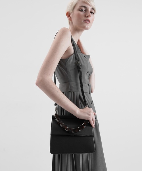 CHARLES & KEITH（チャールズ & キース）の「アクリルトーティシェル トップハンドルバッグ / Acrylic Tortoiseshell Top Handle Bag（ハンドバッグ・レディース・ブラック/イエロー/タン/ベージュ・M）」の5枚目の写真