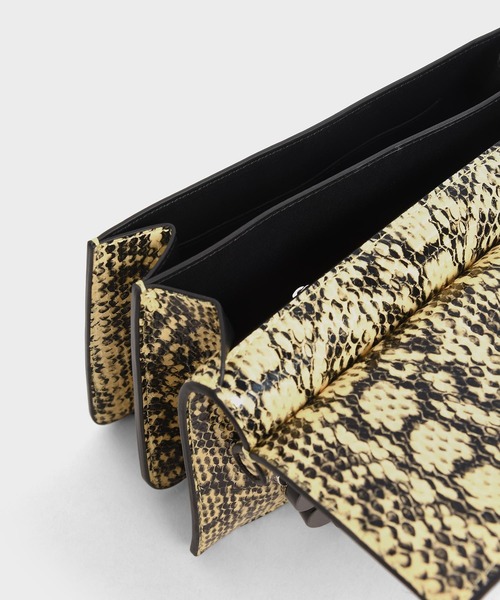 CHARLES & KEITH（チャールズ & キース）の「アクリルトーティシェル トップハンドルバッグ / Acrylic Tortoiseshell Top Handle Bag（ハンドバッグ・レディース・ブラック/イエロー/タン/ベージュ・M）」の16枚目の写真