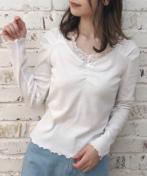 one after another NICE CLAUP(ワンアフターアナザーナイスクラップ)の「リボン付きウォームレースインナー(Tシャツ/カットソー・レディース・ブラウン/ライトベージュ/オフホワイト/ライトグレー/マスタード・FREE)」の2枚目の写真