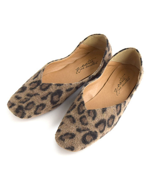 zootie(ズーティー)の「スクエアトゥ Vカットバブーシュ(パンプス・レディース・カーキ/モカ/ホワイトゴールド/ブラック/その他/レオパード・M/LL/L/S)」の6枚目の写真