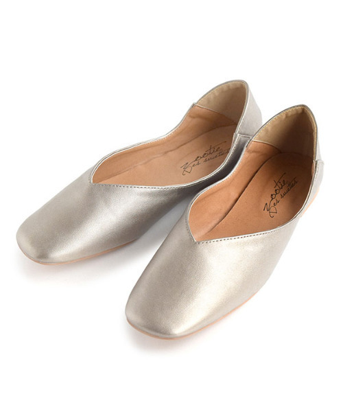 zootie(ズーティー)の「スクエアトゥ Vカットバブーシュ(パンプス・レディース・カーキ/モカ/ホワイトゴールド/ブラック/その他/レオパード・M/LL/L/S)」の4枚目の写真