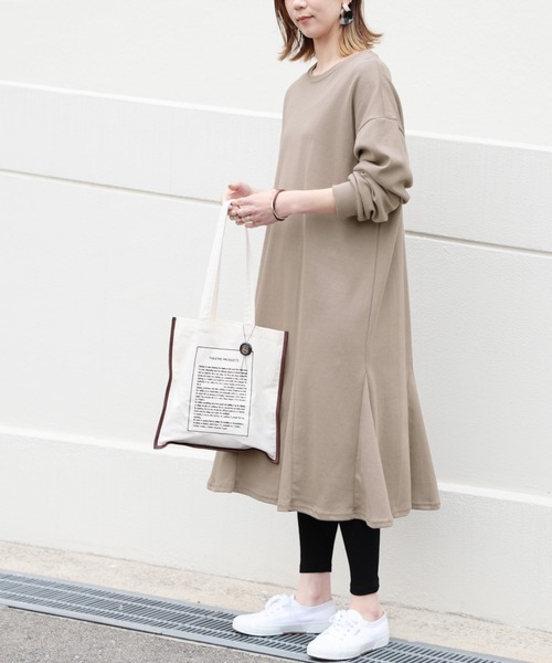 reca(レカ)の「ビッグシルエットスウェットフレアワンピース(ワンピース・レディース・ブラック/ホワイト/グレイッシュベージュ・FREE)」の3枚目の写真