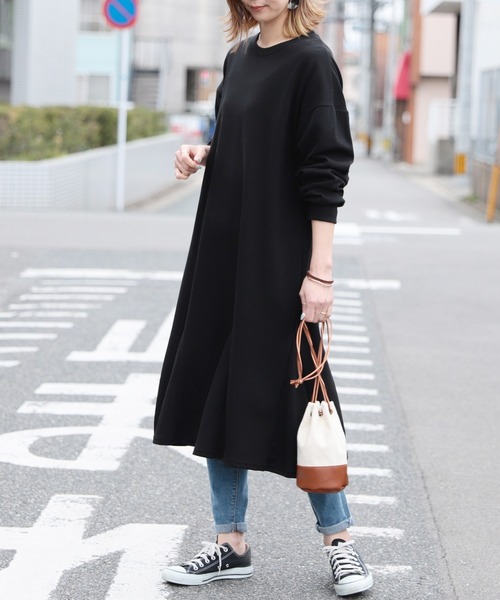 reca(レカ)の「ビッグシルエットスウェットフレアワンピース(ワンピース・レディース・ブラック/ホワイト/グレイッシュベージュ・FREE)」の2枚目の写真