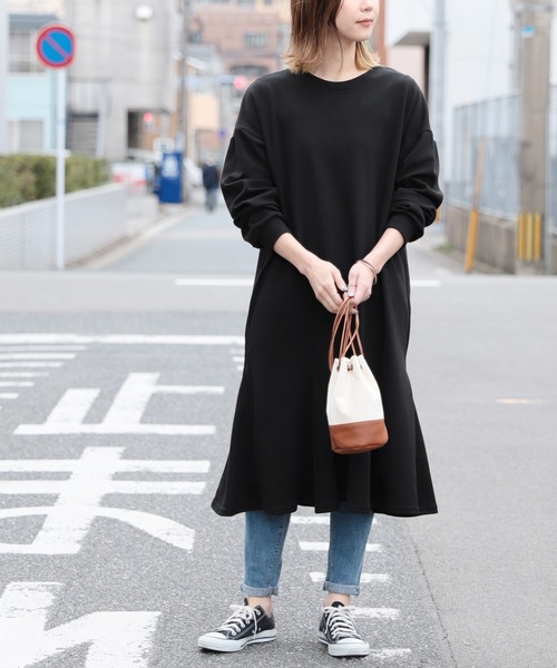 reca(レカ)の「ビッグシルエットスウェットフレアワンピース(ワンピース・レディース・ブラック/ホワイト/グレイッシュベージュ・FREE)」の4枚目の写真