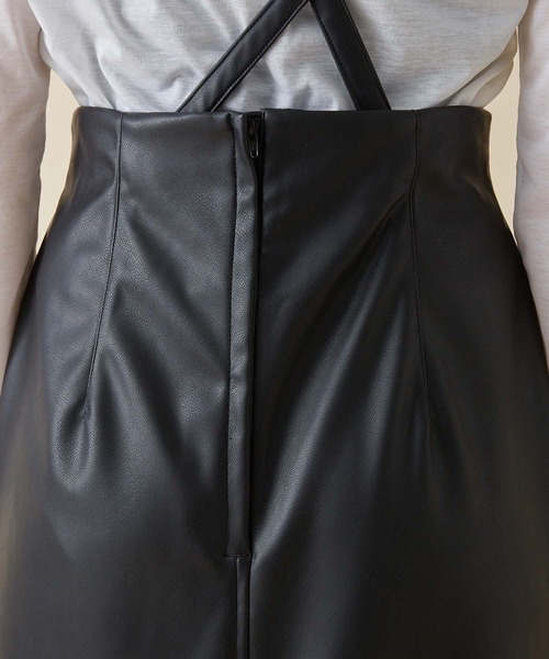 MADEMOISELLE ROPE'（マドモアゼル ロペ）の「<サスペンダー付き>フェイクレザータイトマキシスカート（スカート・レディース・ブラック/ブラウン・36/38）」の13枚目の写真