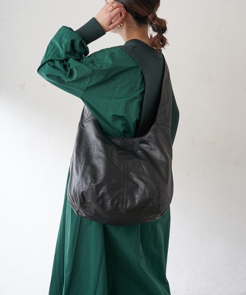 ear PAPILLONNER(イアパピヨネ)の「【牛革】まるショルダーバッグ(ショルダーバッグ・レディース・ブラック/ボルドー・FREE)」の2枚目の写真