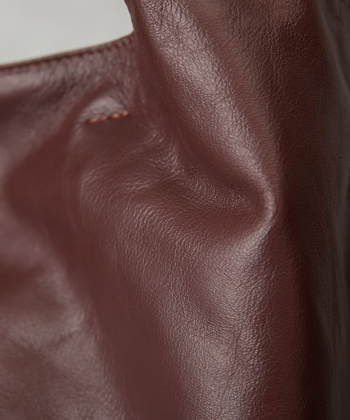 ear PAPILLONNER(イアパピヨネ)の「【牛革】まるショルダーバッグ(ショルダーバッグ・レディース・ブラック/ボルドー・FREE)」の4枚目の写真