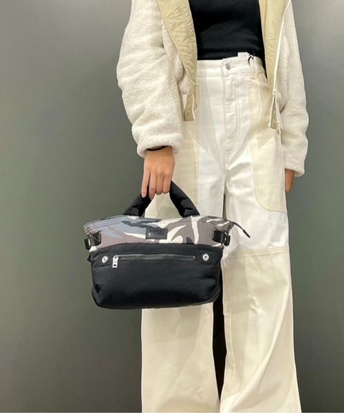 DIESEL（ディーゼル）の「レディース カモフラナイロン サッチェル（トートバッグ・レディース・ブラック/レッド・UNI）」の2枚目の写真
