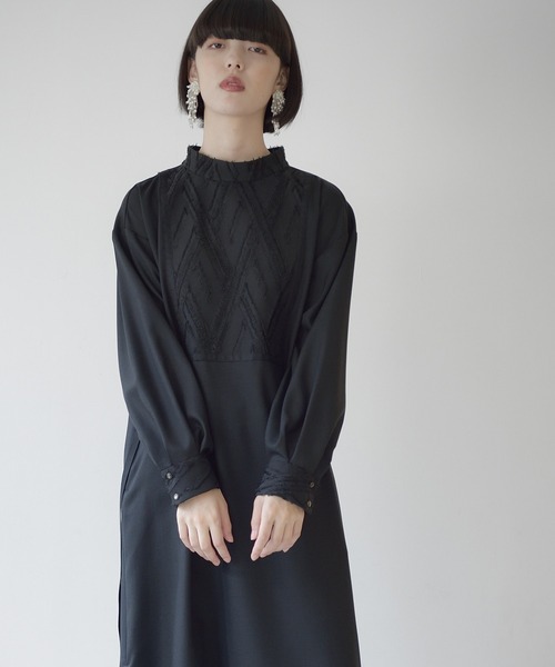 La SRIC（ラスリック）の「La SRIC / カットJQハイネックOP（ワンピース・レディース・ブラック/ベージュ/グレー・38）」の2枚目の写真