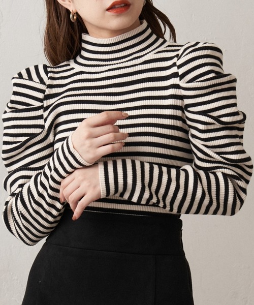 Chico（チコ）の「【新色追加】ハイネックパワショルリブニット（ニット/セーター・レディース・ブラック/ブラウン/アイボリー/ホワイト系その他/ブラウン系その他2/ホワイト系その他2/ライトブルー・FREE）」の2枚目の写真