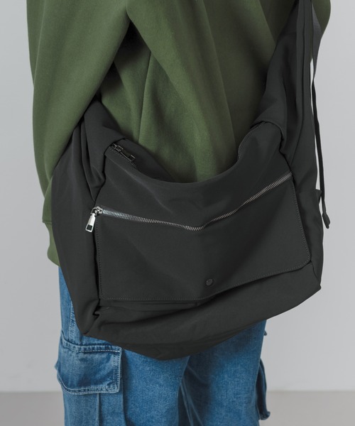 FOLLOWIN(フォロウィン)の「ジッパークロスバッグ(ショルダーバッグ・レディース・ブラック・ONE SIZE)」の16枚目の写真