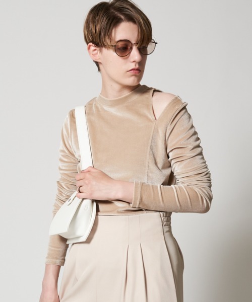 Solace(ソレイス)の「ショルダーカットベロアタイトトップス(Tシャツ/カットソー・レディース・ベージュ/グリーン/ブラック・FREE)」の2枚目の写真