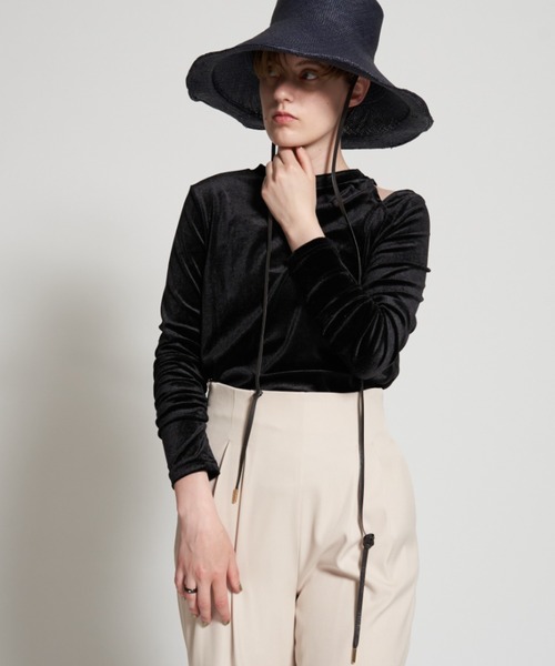 Solace(ソレイス)の「ショルダーカットベロアタイトトップス(Tシャツ/カットソー・レディース・ベージュ/グリーン/ブラック・FREE)」の7枚目の写真