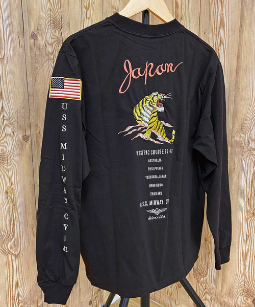 AVIREX（アヴィレックス）の「スーベニア ロングスリーブ Tシャツ（Tシャツ/カットソー・メンズ・ブラック/カーキ/ホワイト/ブラック系その他・L/XL/M/XXL）」の2枚目の写真