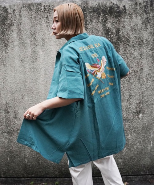 AVIREX(アヴィレックス)の「【WEB&DEPOT限定】SOUVENIR SHIRT ONEPIECE/ スーベニア刺繍シャツワンピース(シャツ/ブラウス・レディース・ブラック/サンドベージュ/ミント・FREE)」の3枚目の写真