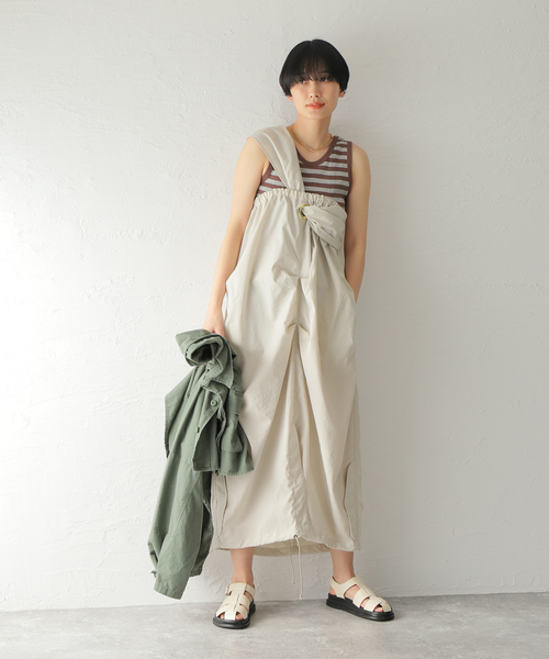 77circa（ナナナナサーカ）の「《別注》【77circa/ナナナナサーカ】WIDTH ADJUSTABLE STRAP DRESS：ワンピース（ワンピース・レディース・ベージュ/ネイビー・FREE）」の3枚目の写真