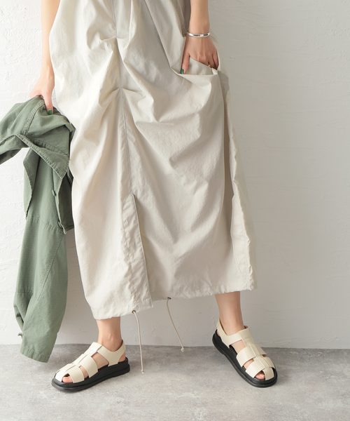 77circa（ナナナナサーカ）の「《別注》【77circa/ナナナナサーカ】WIDTH ADJUSTABLE STRAP DRESS：ワンピース（ワンピース・レディース・ベージュ/ネイビー・FREE）」の4枚目の写真