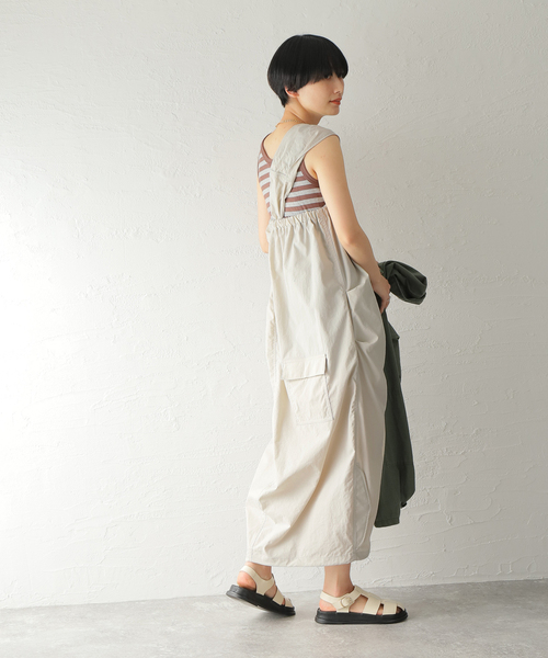 77circa（ナナナナサーカ）の「《別注》【77circa/ナナナナサーカ】WIDTH ADJUSTABLE STRAP DRESS：ワンピース（ワンピース・レディース・ベージュ/ネイビー・FREE）」の6枚目の写真