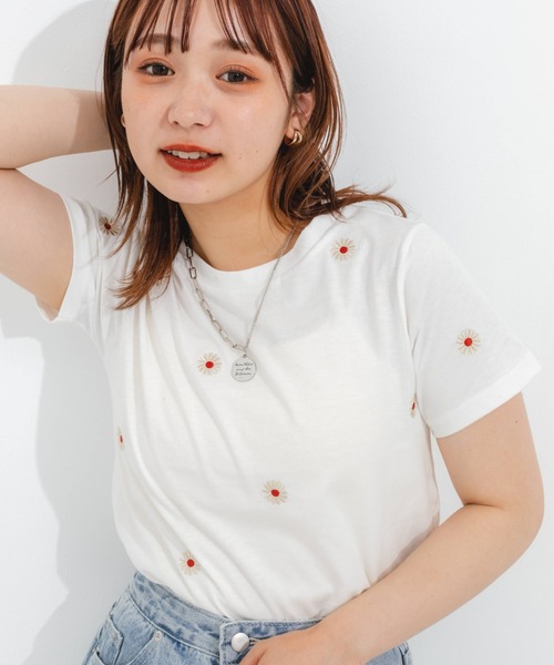 nemne store(ネンネストア)の「フラワー刺繍Tシャツ(Tシャツ/カットソー・レディース・オフホワイト/オレンジ/オートミール・フリー)」の2枚目の写真