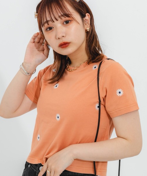 nemne store(ネンネストア)の「フラワー刺繍Tシャツ(Tシャツ/カットソー・レディース・オフホワイト/オレンジ/オートミール・フリー)」の3枚目の写真