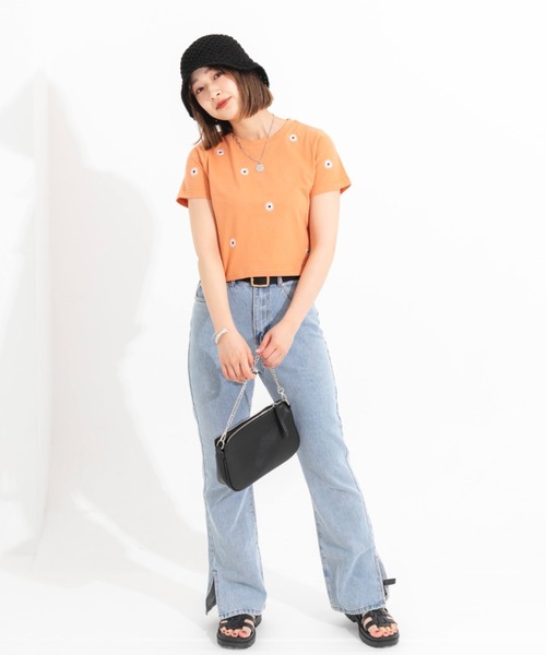 nemne store(ネンネストア)の「フラワー刺繍Tシャツ(Tシャツ/カットソー・レディース・オフホワイト/オレンジ/オートミール・フリー)」の6枚目の写真
