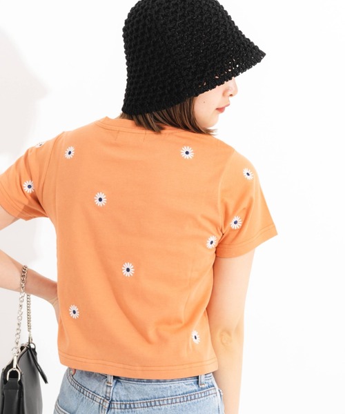 nemne store(ネンネストア)の「フラワー刺繍Tシャツ(Tシャツ/カットソー・レディース・オフホワイト/オレンジ/オートミール・フリー)」の17枚目の写真