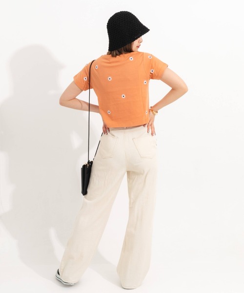 nemne store(ネンネストア)の「フラワー刺繍Tシャツ(Tシャツ/カットソー・レディース・オフホワイト/オレンジ/オートミール・フリー)」の22枚目の写真