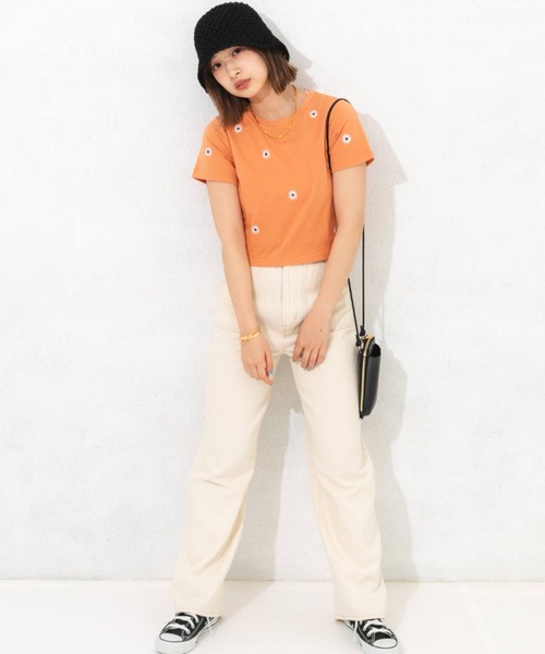 nemne store(ネンネストア)の「フラワー刺繍Tシャツ(Tシャツ/カットソー・レディース・オフホワイト/オレンジ/オートミール・フリー)」の11枚目の写真