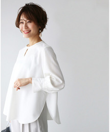 Ehre style（エーレスタイル）の「シンプルじゃ物足りない華やかで上品なキーネックブラウス（シャツ/ブラウス）」