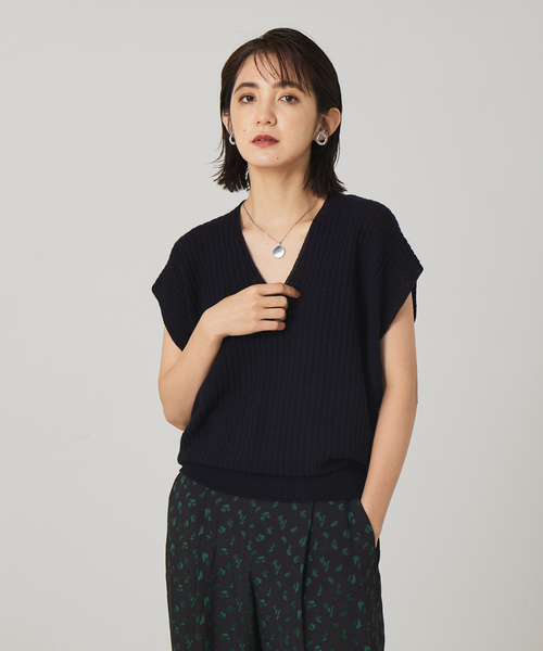 qualite（カリテ）の「変形Vネックニット（ニット/セーター・レディース・ライトブルー/ベージュ/イエロー/ダークネイビー・フリー）」の13枚目の写真