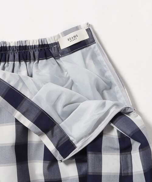 BEAMS HEART（ビームスハート）の「BEAMS HEART / チェック柄 タックフレアスカート（スカート・レディース・ネイビー/ブラウン・FREE）」の10枚目の写真