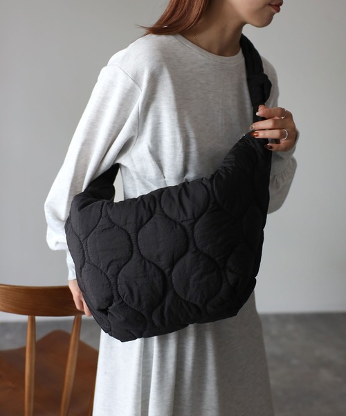 Riberry(リベリー)の「キルティングビッグショルダーバッグ(ショルダーバッグ・レディース・ホワイト/ブラック/ブラック系その他/グレー・FREE)」の3枚目の写真