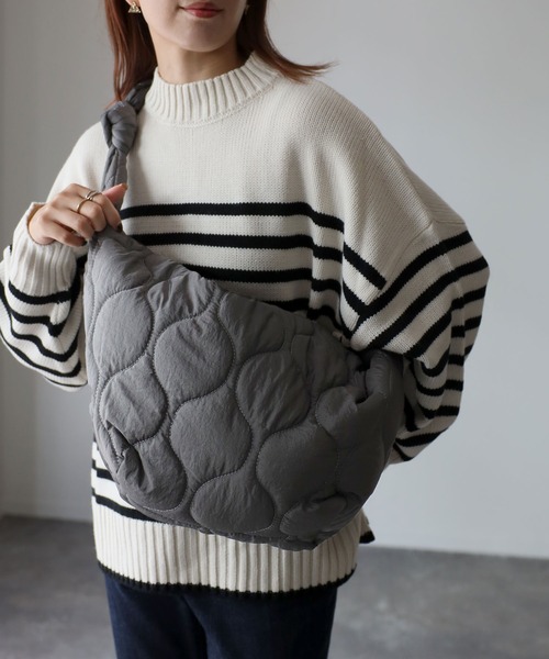 Riberry(リベリー)の「キルティングビッグショルダーバッグ(ショルダーバッグ・レディース・ホワイト/ブラック/ブラック系その他/グレー・FREE)」の4枚目の写真