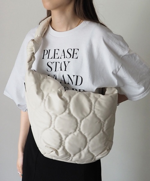 Riberry(リベリー)の「キルティングビッグショルダーバッグ(ショルダーバッグ・レディース・ホワイト/ブラック/ブラック系その他/グレー・FREE)」の7枚目の写真