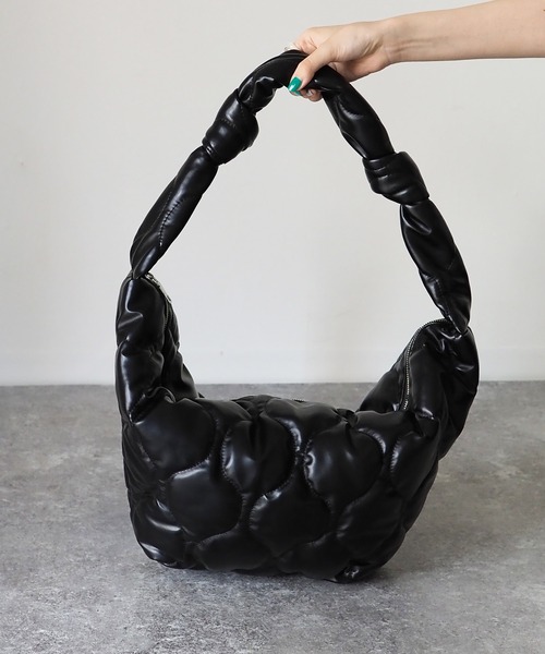 Riberry(リベリー)の「キルティングビッグショルダーバッグ(ショルダーバッグ・レディース・ホワイト/ブラック/ブラック系その他/グレー・FREE)」の9枚目の写真