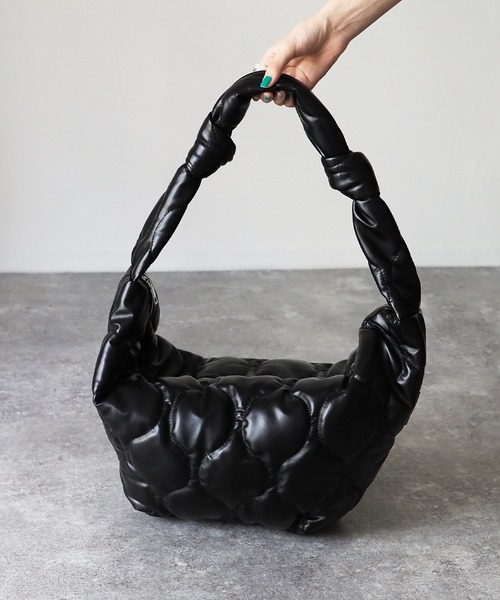 Riberry(リベリー)の「キルティングビッグショルダーバッグ(ショルダーバッグ・レディース・ホワイト/ブラック/ブラック系その他/グレー・FREE)」の10枚目の写真