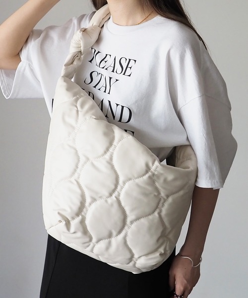 Riberry(リベリー)の「キルティングビッグショルダーバッグ(ショルダーバッグ・レディース・ホワイト/ブラック/ブラック系その他/グレー・FREE)」の11枚目の写真