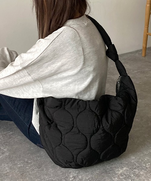 Riberry(リベリー)の「キルティングビッグショルダーバッグ(ショルダーバッグ・レディース・ホワイト/ブラック/ブラック系その他/グレー・FREE)」の17枚目の写真