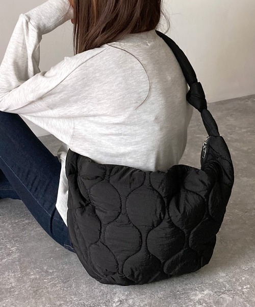 Riberry(リベリー)の「キルティングビッグショルダーバッグ(ショルダーバッグ・レディース・ホワイト/ブラック/ブラック系その他/グレー・FREE)」の21枚目の写真
