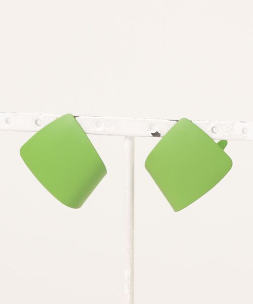 Fun & Daily（ファンアンドデイリー）の「F&D : マットカラーカーブピアス（ピアス（両耳用）・レディース・ピンク/レッド/ブラック/ネイビー/オレンジ/グリーン/イエロー・FREE）」の3枚目の写真