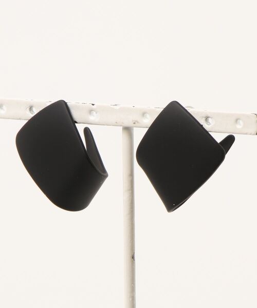 Fun & Daily（ファンアンドデイリー）の「F&D : マットカラーカーブピアス（ピアス（両耳用）・レディース・ピンク/レッド/ブラック/ネイビー/オレンジ/グリーン/イエロー・FREE）」の2枚目の写真