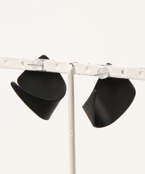 Fun & Daily（ファンアンドデイリー）の「F&D : マットカラーカーブピアス（ピアス（両耳用）・レディース・ピンク/レッド/ブラック/ネイビー/オレンジ/グリーン/イエロー・FREE）」の8枚目の写真