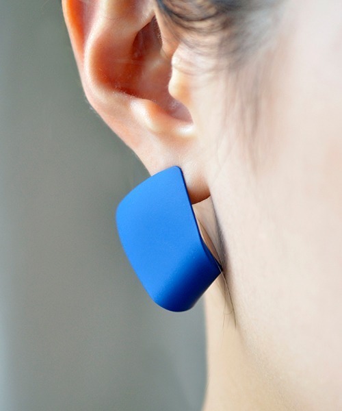 Fun & Daily（ファンアンドデイリー）の「F&D : マットカラーカーブピアス（ピアス（両耳用）・レディース・ピンク/レッド/ブラック/ネイビー/オレンジ/グリーン/イエロー・FREE）」の4枚目の写真