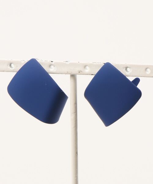 Fun & Daily（ファンアンドデイリー）の「F&D : マットカラーカーブピアス（ピアス（両耳用）・レディース・ピンク/レッド/ブラック/ネイビー/オレンジ/グリーン/イエロー・FREE）」の10枚目の写真