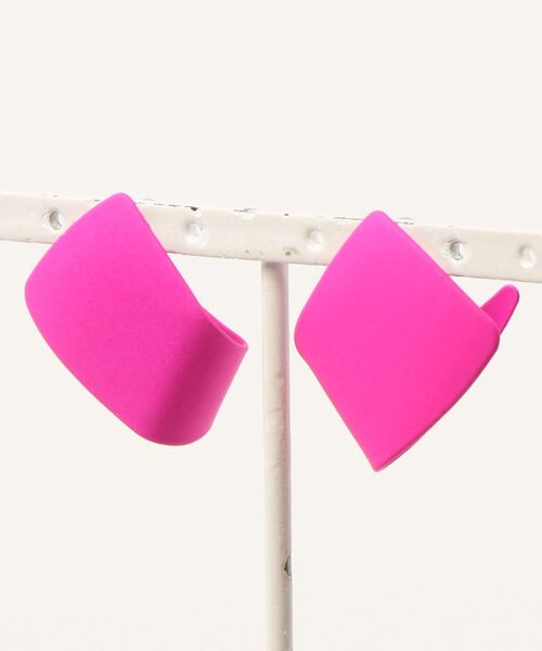 Fun & Daily（ファンアンドデイリー）の「F&D : マットカラーカーブピアス（ピアス（両耳用）・レディース・ピンク/レッド/ブラック/ネイビー/オレンジ/グリーン/イエロー・FREE）」の16枚目の写真