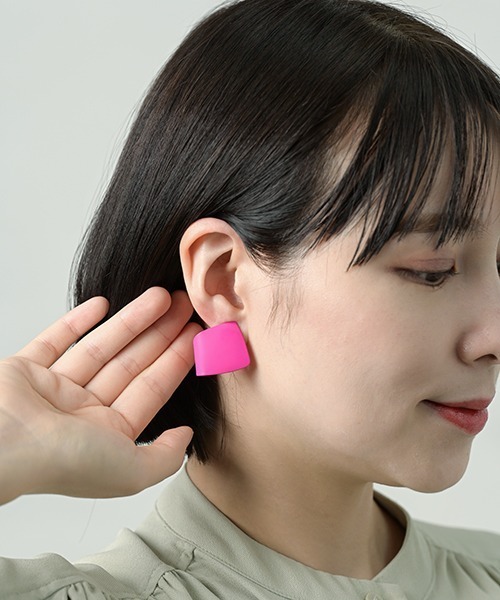 Fun & Daily（ファンアンドデイリー）の「F&D : マットカラーカーブピアス（ピアス（両耳用）・レディース・ピンク/レッド/ブラック/ネイビー/オレンジ/グリーン/イエロー・FREE）」の14枚目の写真